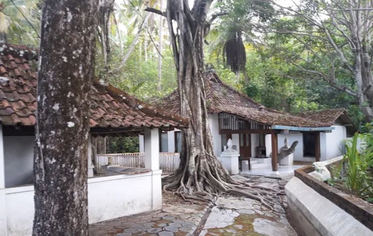 Makam Panembahan Seloning, Sumber: ulasan google