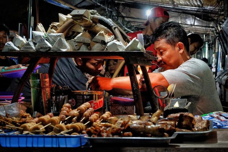 Angkringan di Jogja memiliki menu murah namun tetap sedap memuaskan, sumber : phinemo.com