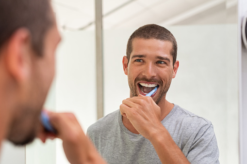 Menyika Gigi Secara Perlahan, Sumber: Unsplash