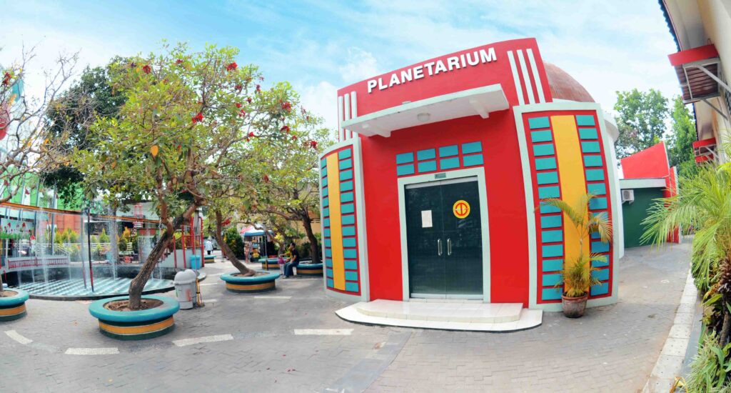 Gedung planetarium taman pintar Yogyakarta. Sumber Halallife