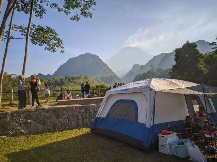 Berkemah di lereng merapi, Sumber: traveloka.com