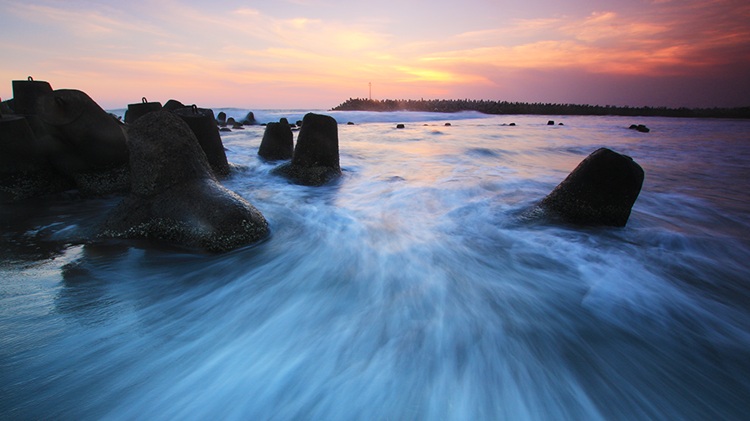 Menikmati sunset di laguna pantai glagah, Sumber: nagantour.com