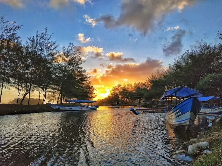Naik perahu di laguna pantai glagah, Sumber: dxportable.com