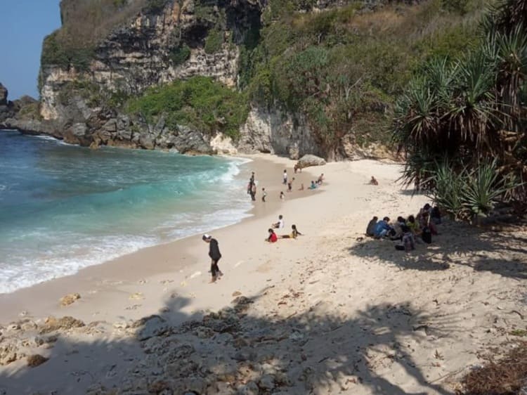 Aktivitas di pantai krokoh gunung kidul, Sumber: desasongbanyu.gunungkidulkab.go.id