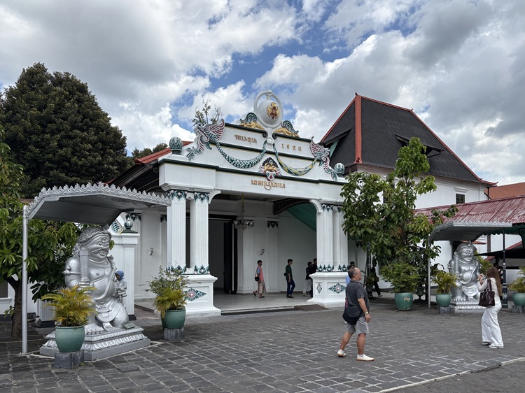 Kraton yogyakarta, Sumber: wikipedia.com