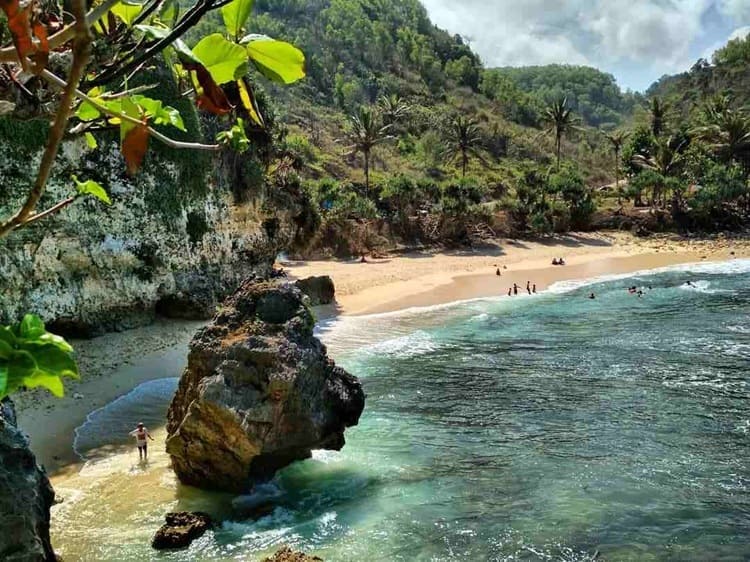 Pantai krokoh gunung kidul, Sumber: visitingjogja.jogjaprov.go.id