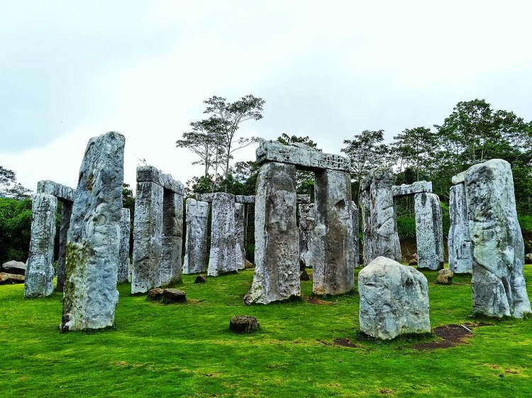 Stonehenge yang unik dan estetik, Sumber: atourin.com